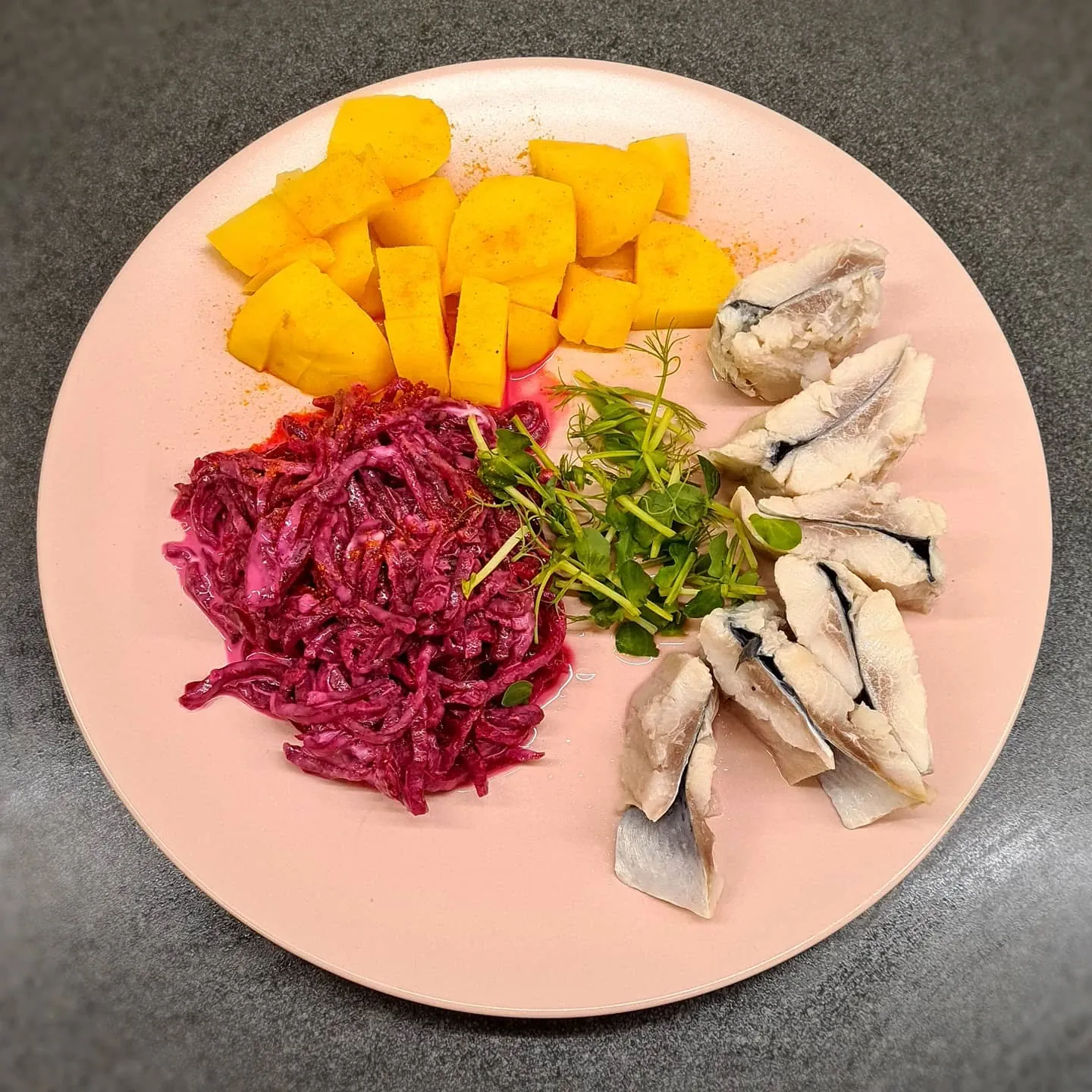 Siļķe ar kartupeļiem un bietēm – veselīgas vakariņas