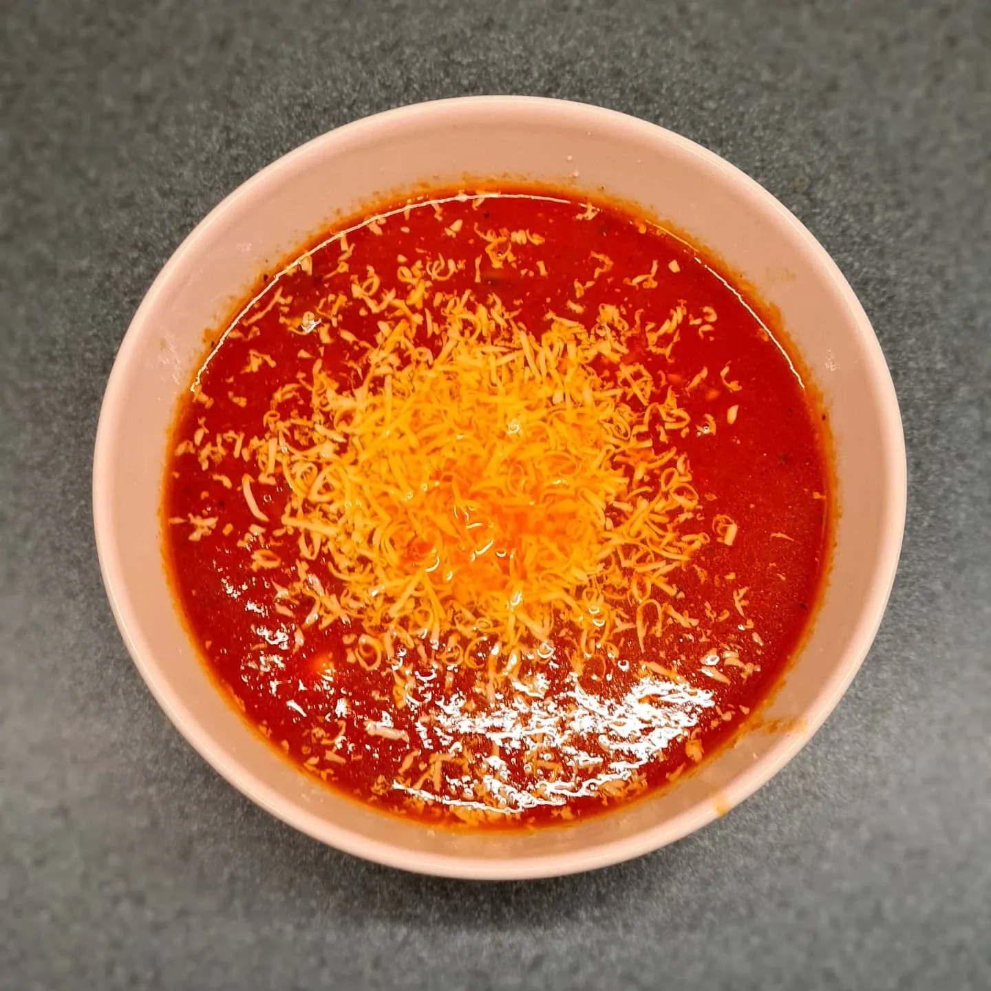 Sātīga tomātu zupa ar jūras veltēm ģimenes vakariņām