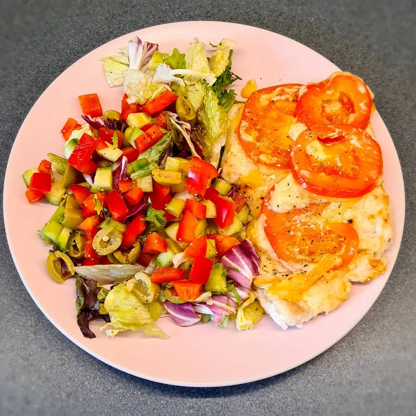 Veselīga vistas franču karbonāde ar svaigiem salātiem