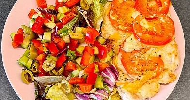 Veselīga vistas franču karbonāde ar svaigiem salātiem