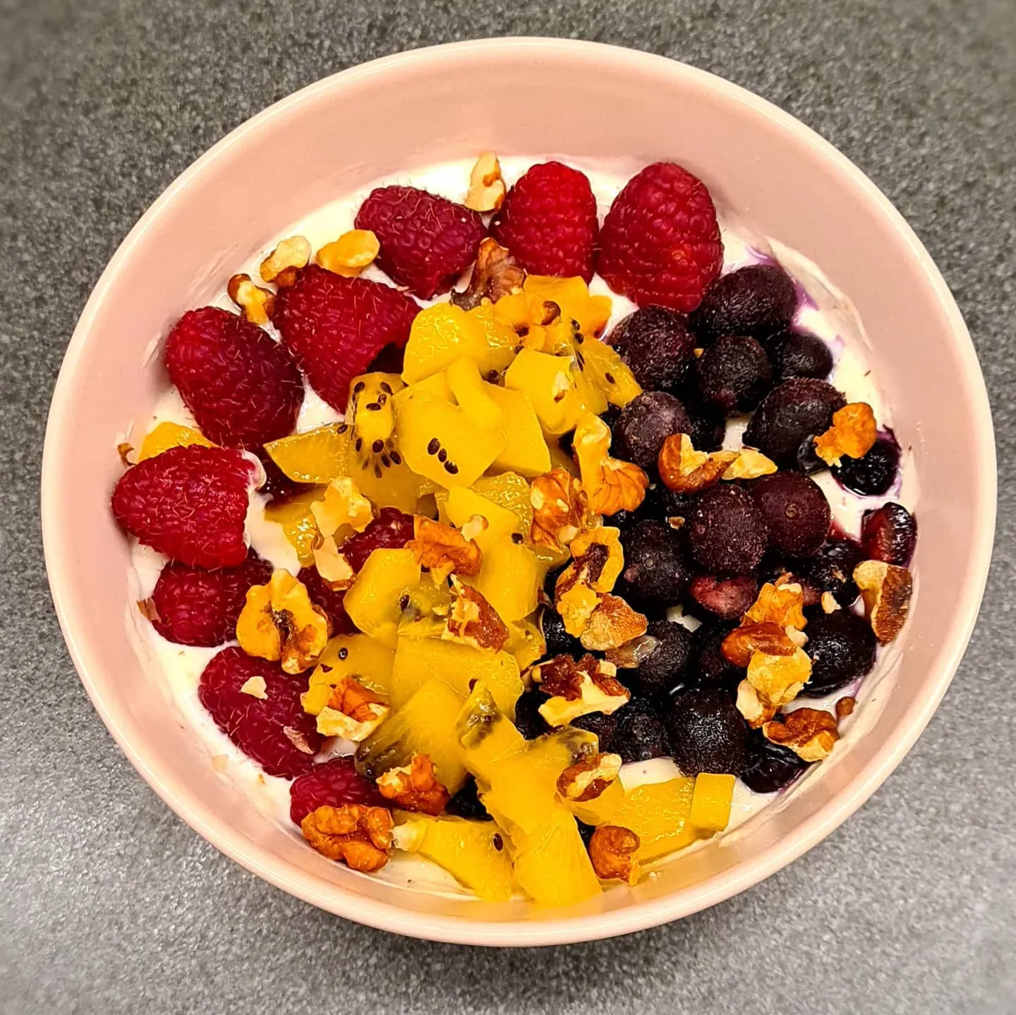 Veselīga brokastu bļoda ar jogurtu, ogām un riekstiem