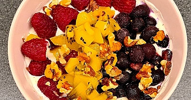 Veselīga brokastu bļoda ar jogurtu, ogām un riekstiem