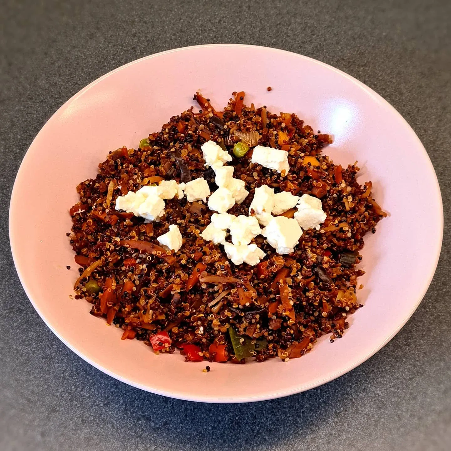 Veselīga kvinojas bļoda ar dārzeņiem un fetas sieru