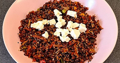 Veselīga kvinojas bļoda ar dārzeņiem un fetas sieru