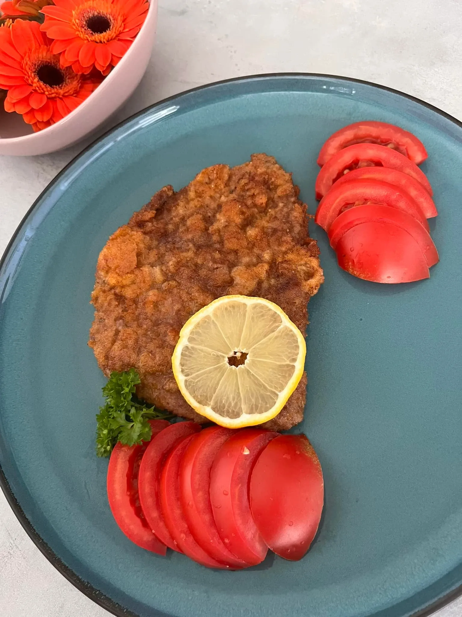 Kiaulienos šnicelis traškia plutele keptas keptuvėje