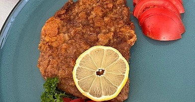 Kiaulienos šnicelis traškia plutele keptas keptuvėje