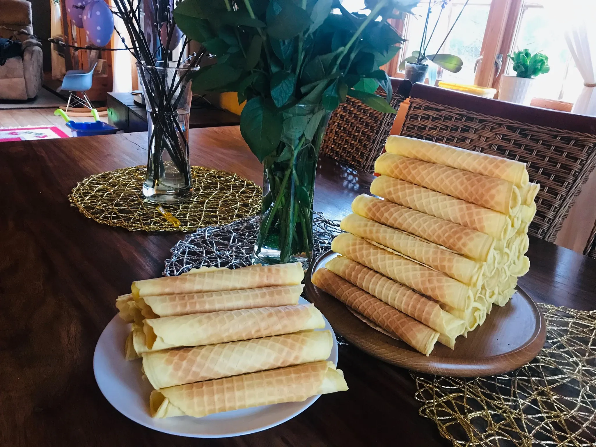 Trapūs senoviniai naminiai vafliai su pienu ir sviestu