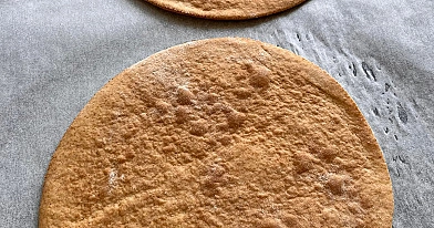 Aguoninis biskvitas su riešutais