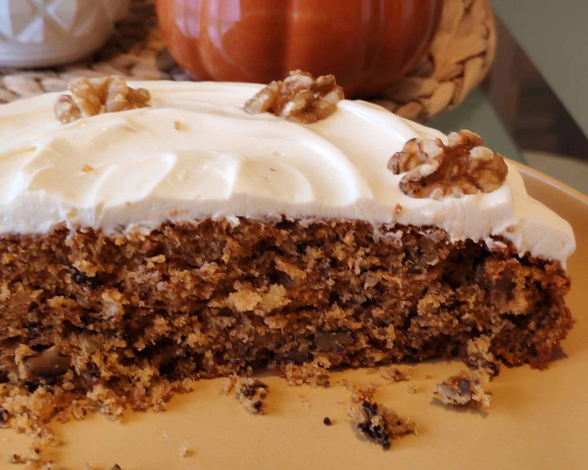 Skaniausias šlapias morkų pyragas su glajumi