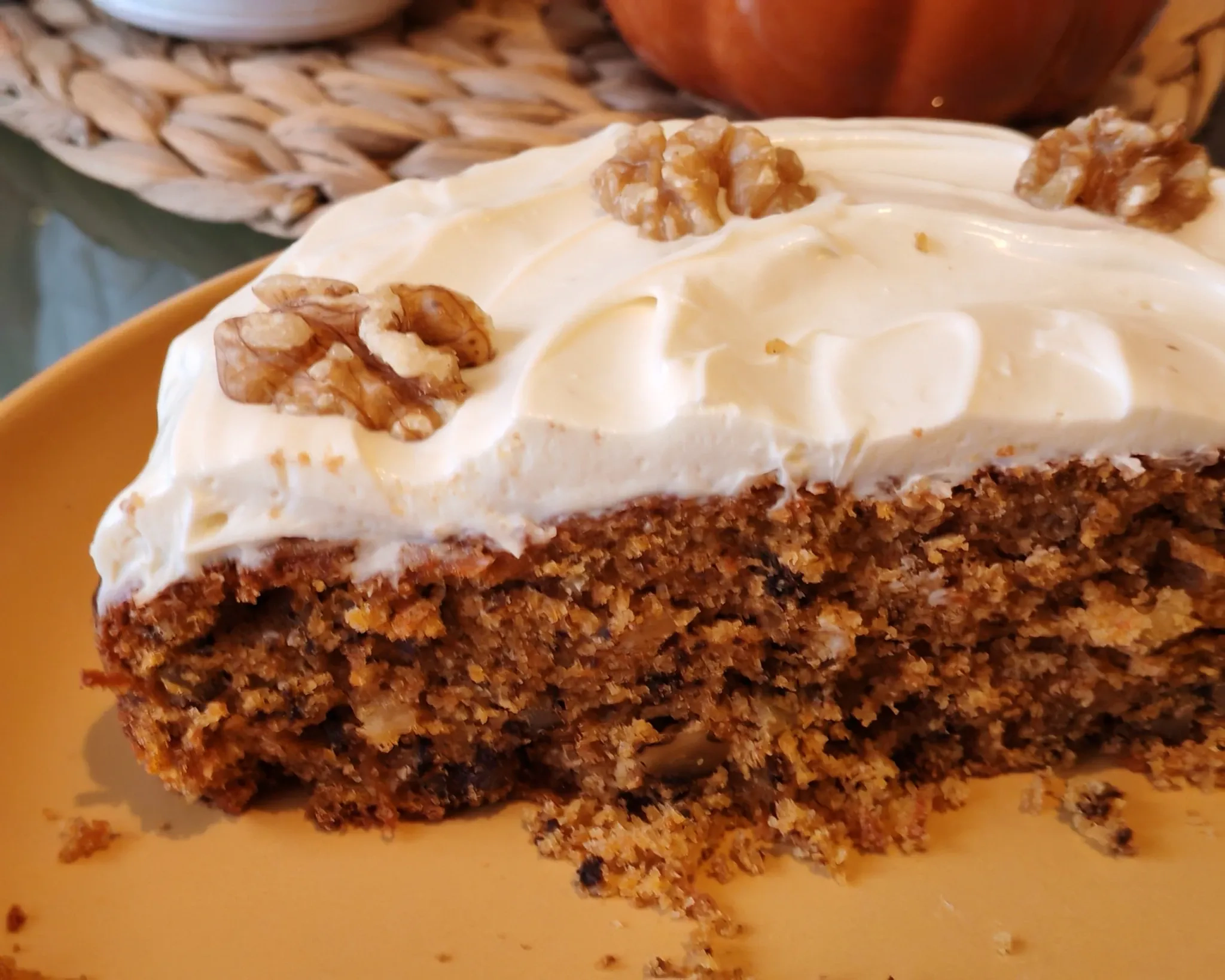 Skaniausias šlapias morkų pyragas su glajumi