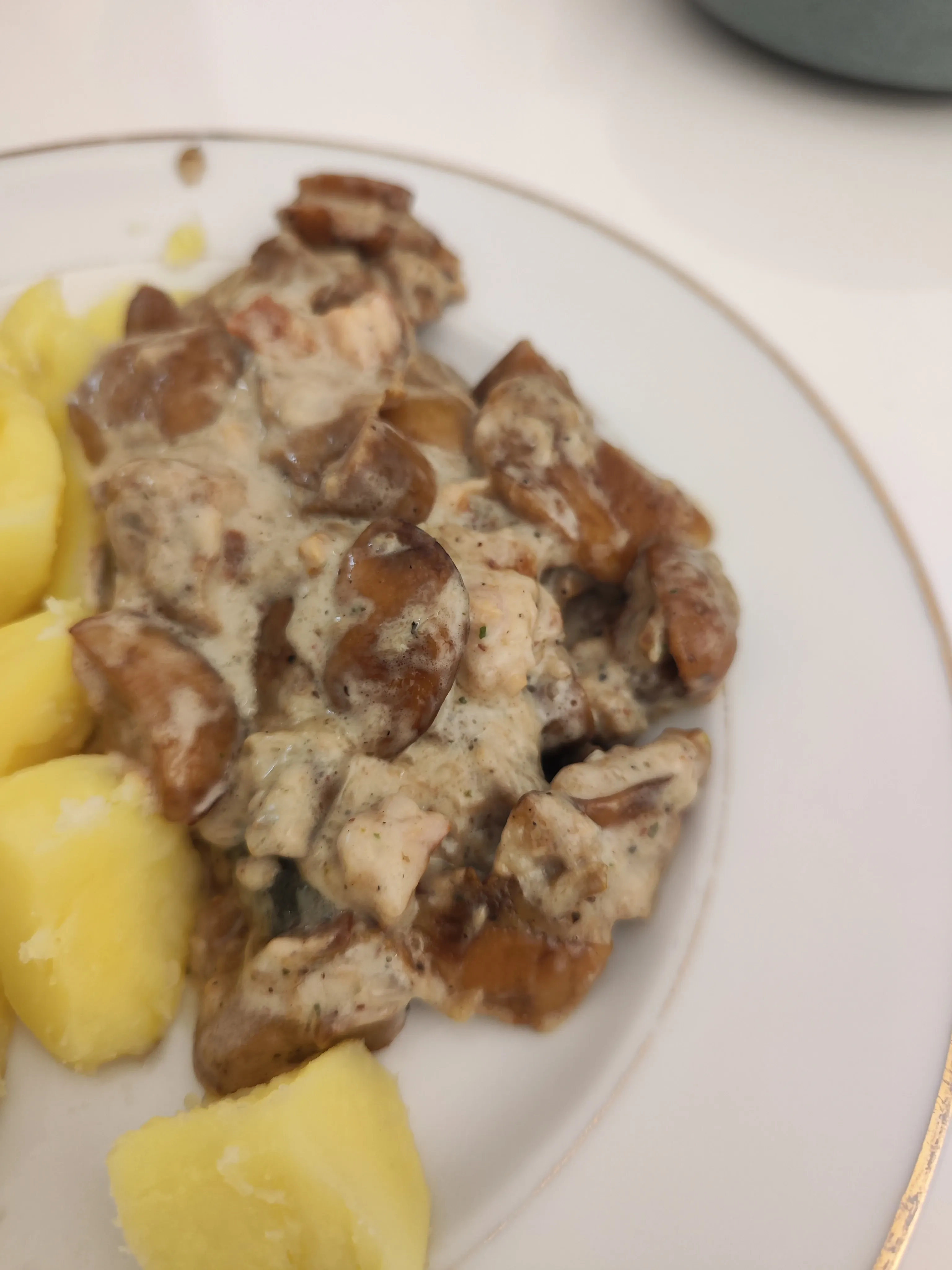 Troškinti grybai su šonine ir grietinėle