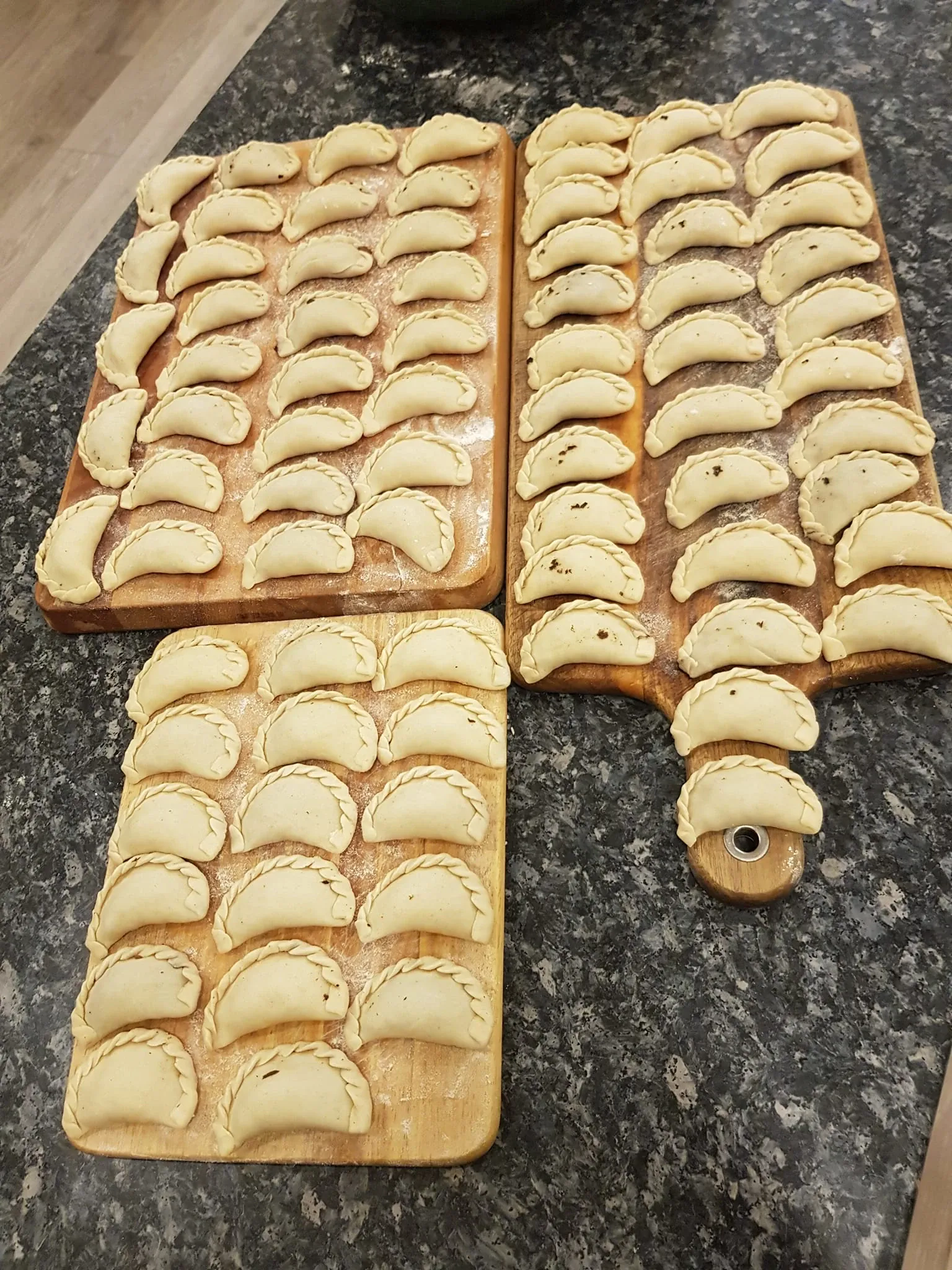 Kūčių pyragėliai / virtinukai su džiovintais grybais ir svogūnais