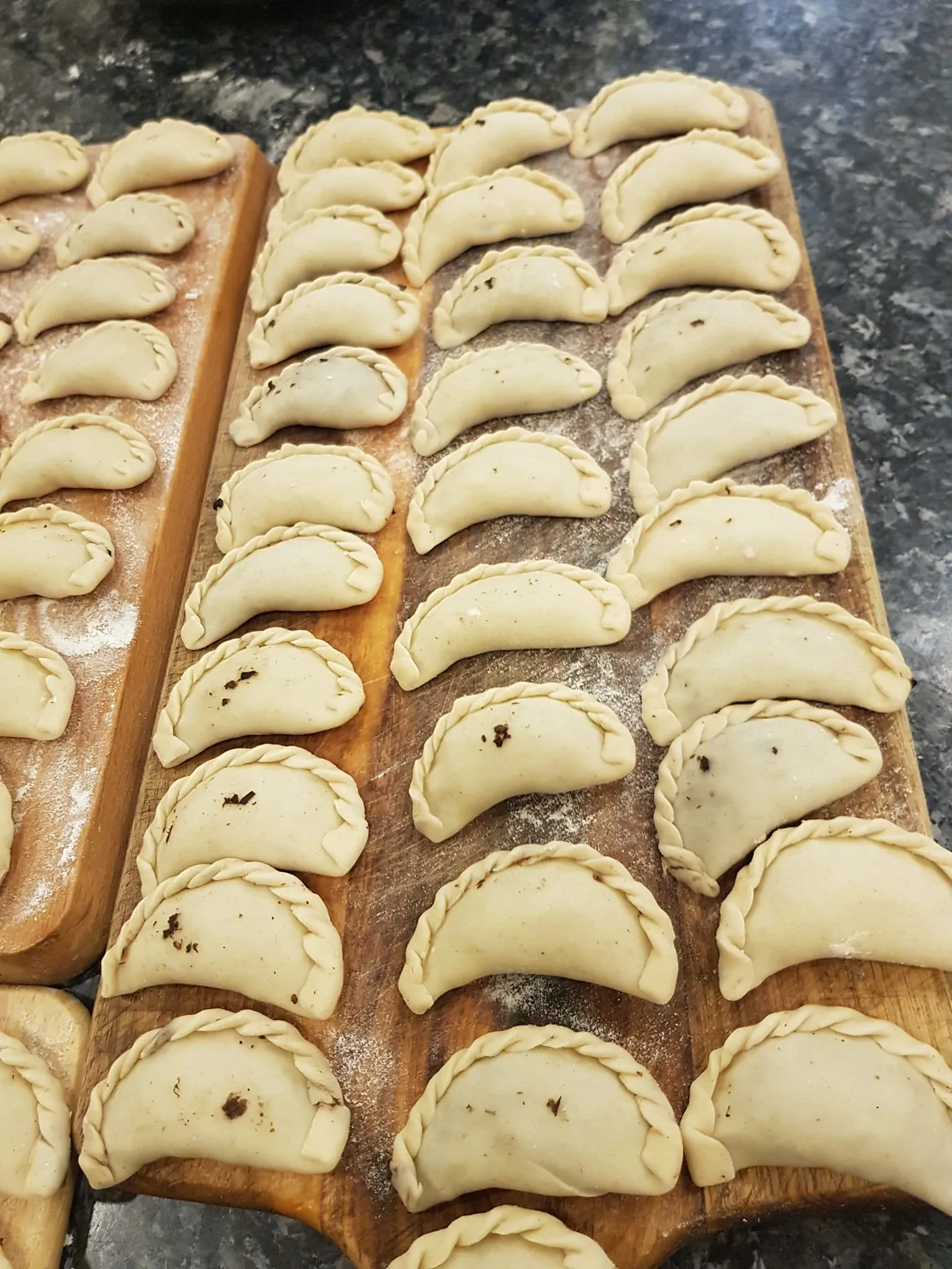 Kūčių pyragėliai / virtinukai su džiovintais grybais ir svogūnais