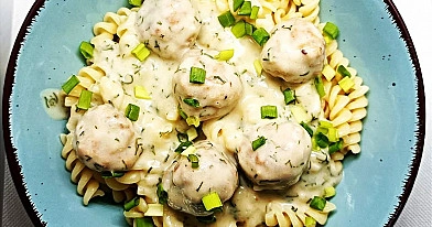 Vištienos kukuliai su sūriu ir baltu grietinės-garstyčių padažu