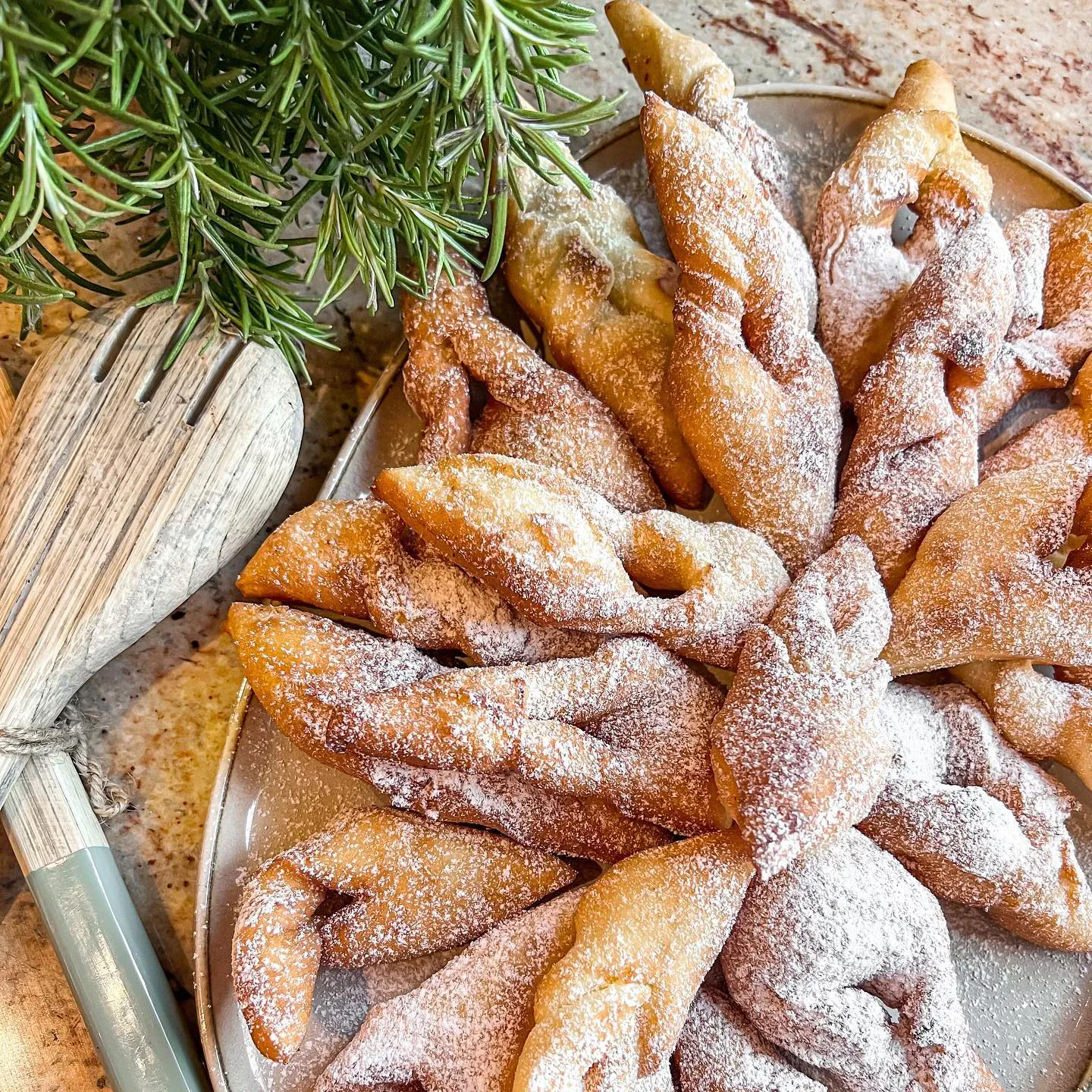 Kiaušinių trynių žagarėliai su grietinėle