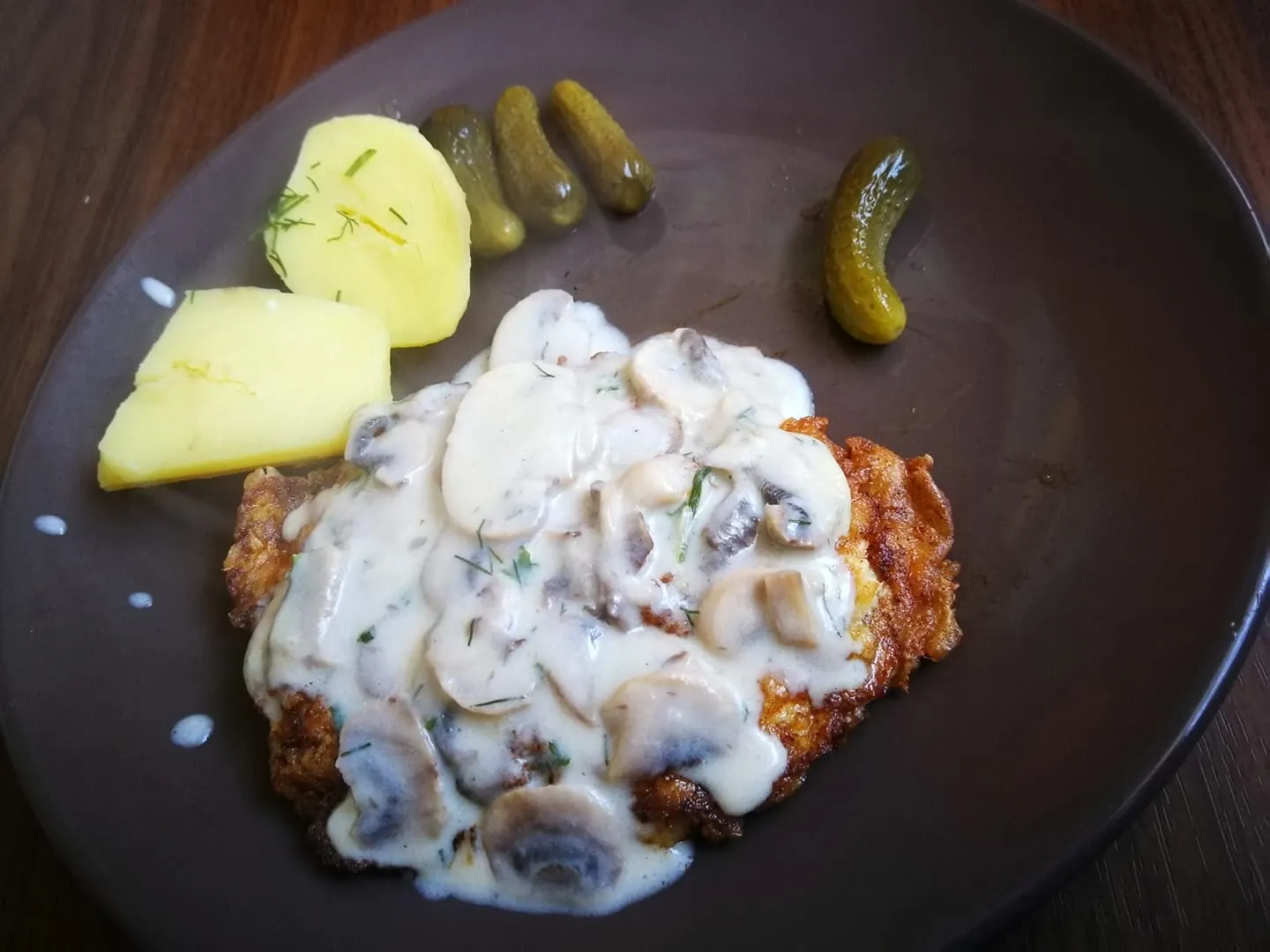 Lietuviškas karbonadas su pievagrybių padažu