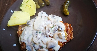 Lietuviškas karbonadas su pievagrybių padažu