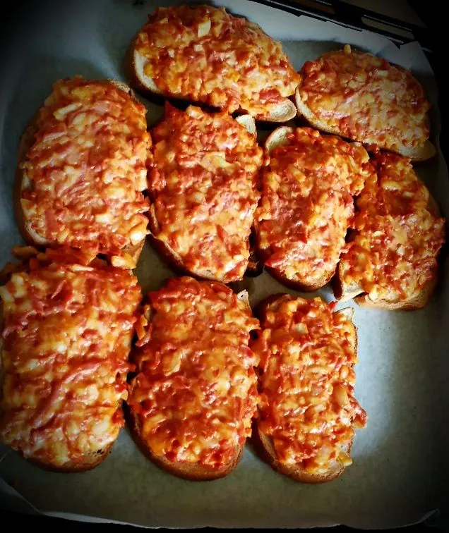 Karšti sumuštiniai su vištiena, pomidorais ir sūriu, kepti orkaitėje