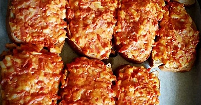 Karšti sumuštiniai su vištiena, pomidorais ir sūriu, kepti orkaitėje