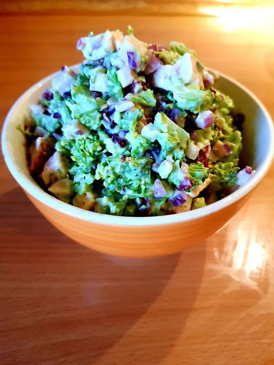 Greitos brokolių salotos su džiovintomis spanguolėmis ir saulėgrąžomis