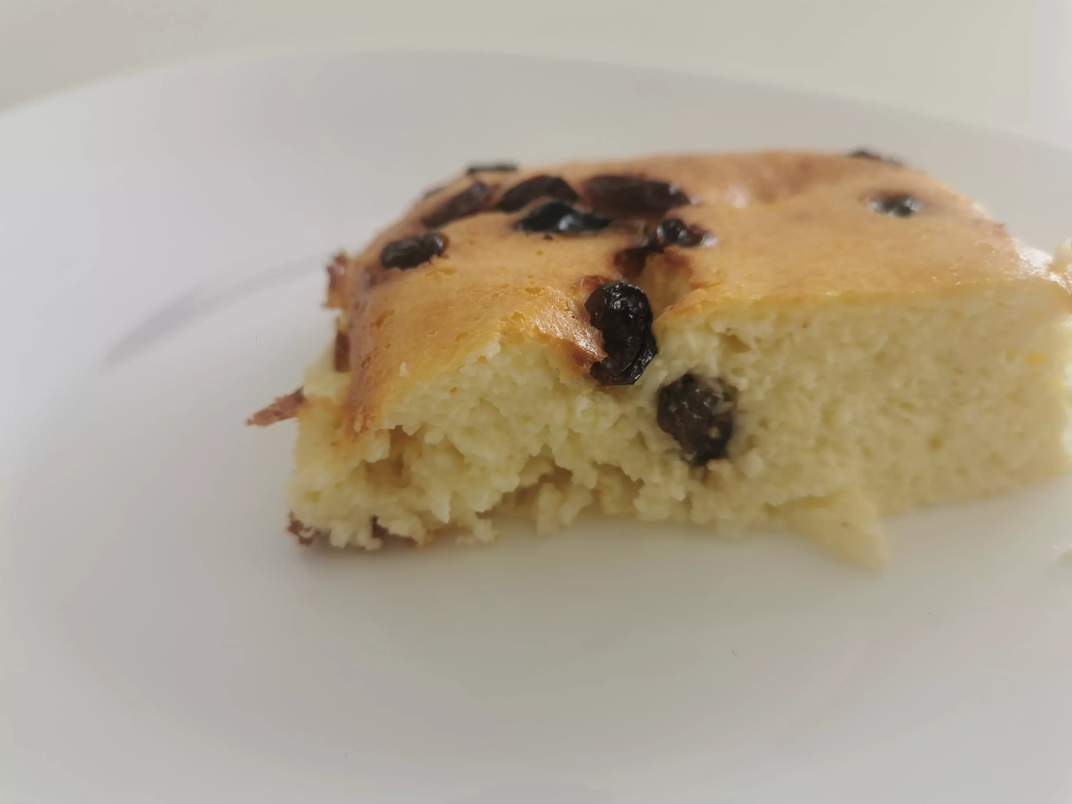 Skanus varškės apkepas su manų kruopomis ir razinomis