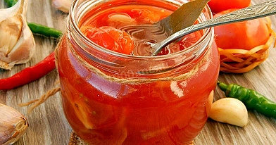 Pomidorai su pomidorų pastą ir česnakais (atsargos žiemai)
