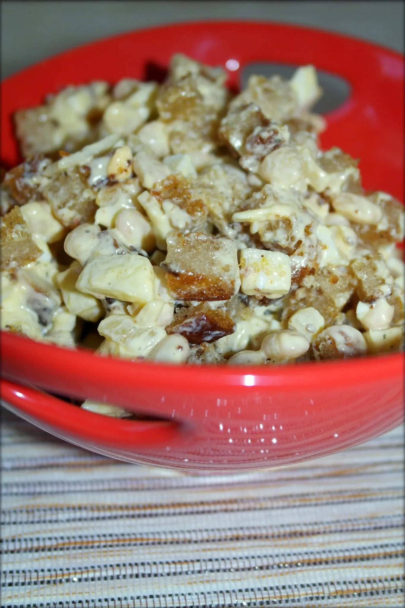 Pupelių mišrainė su duona, sūriu ir rūkyta vištiena