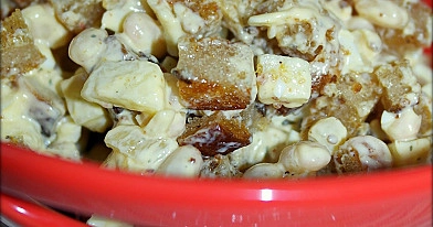 Pupelių mišrainė su duona, sūriu ir rūkyta vištiena