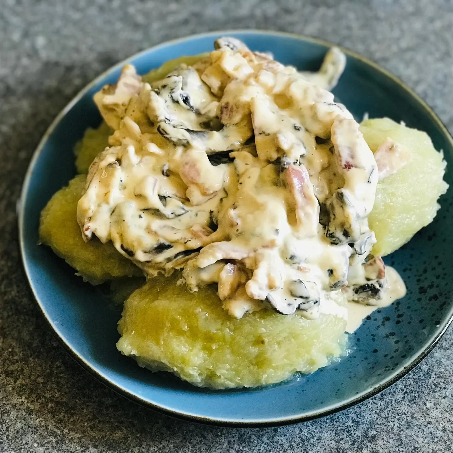 Greiti tinginių cepelinai iš varškės, be bulvių, su mėsa