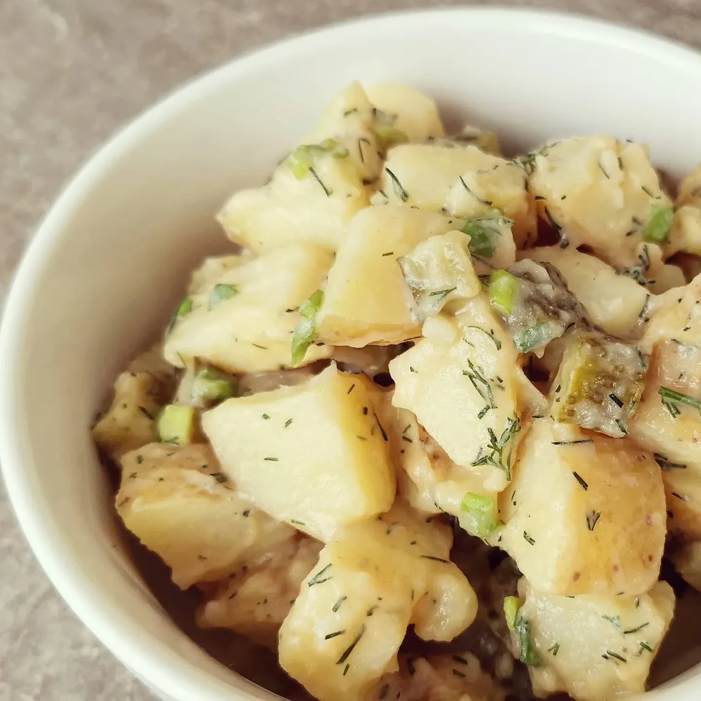 Bulvių, kiaušinių ir raugintų agurkų mišrainė