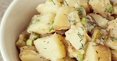 Bulvių, kiaušinių ir raugintų agurkų mišrainė