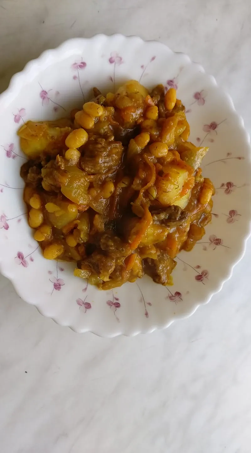 Jautienos troškinys su bulvėmis ir pupelėmis