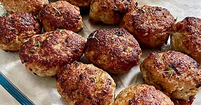 Kiaulienos faršo kotletai su morkomis ir džiūvėsėliais