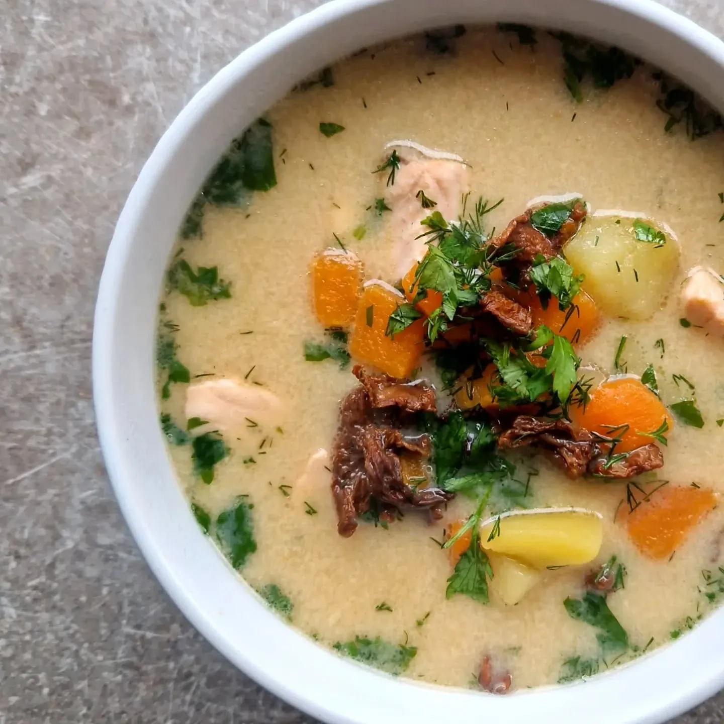 Norvegiško stiliaus žuvies sriuba su daržovėmis ir grietinėle