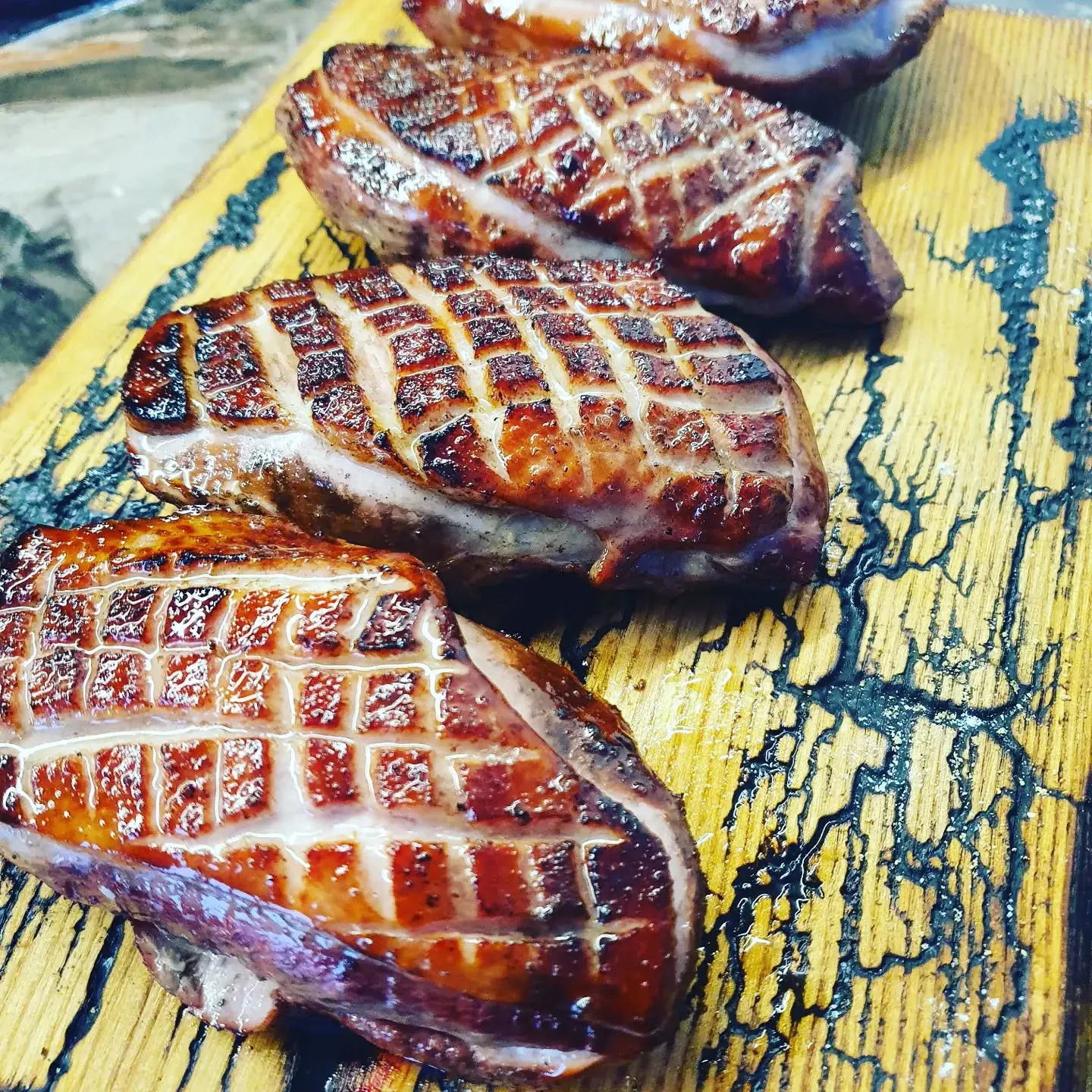 Kepta anties krūtinėlė kamado tipo kepsninėje