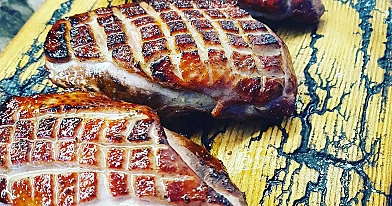 Kepta anties krūtinėlė kamado tipo kepsninėje