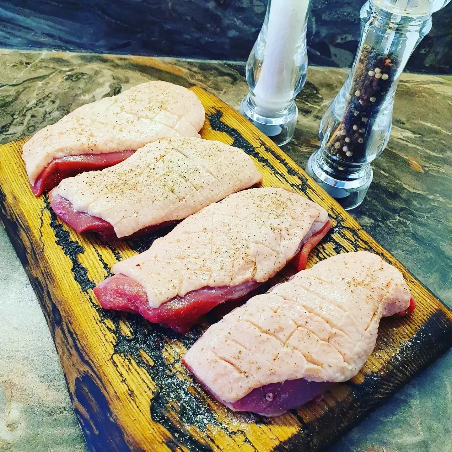 Kepta anties krūtinėlė kamado tipo kepsninėje