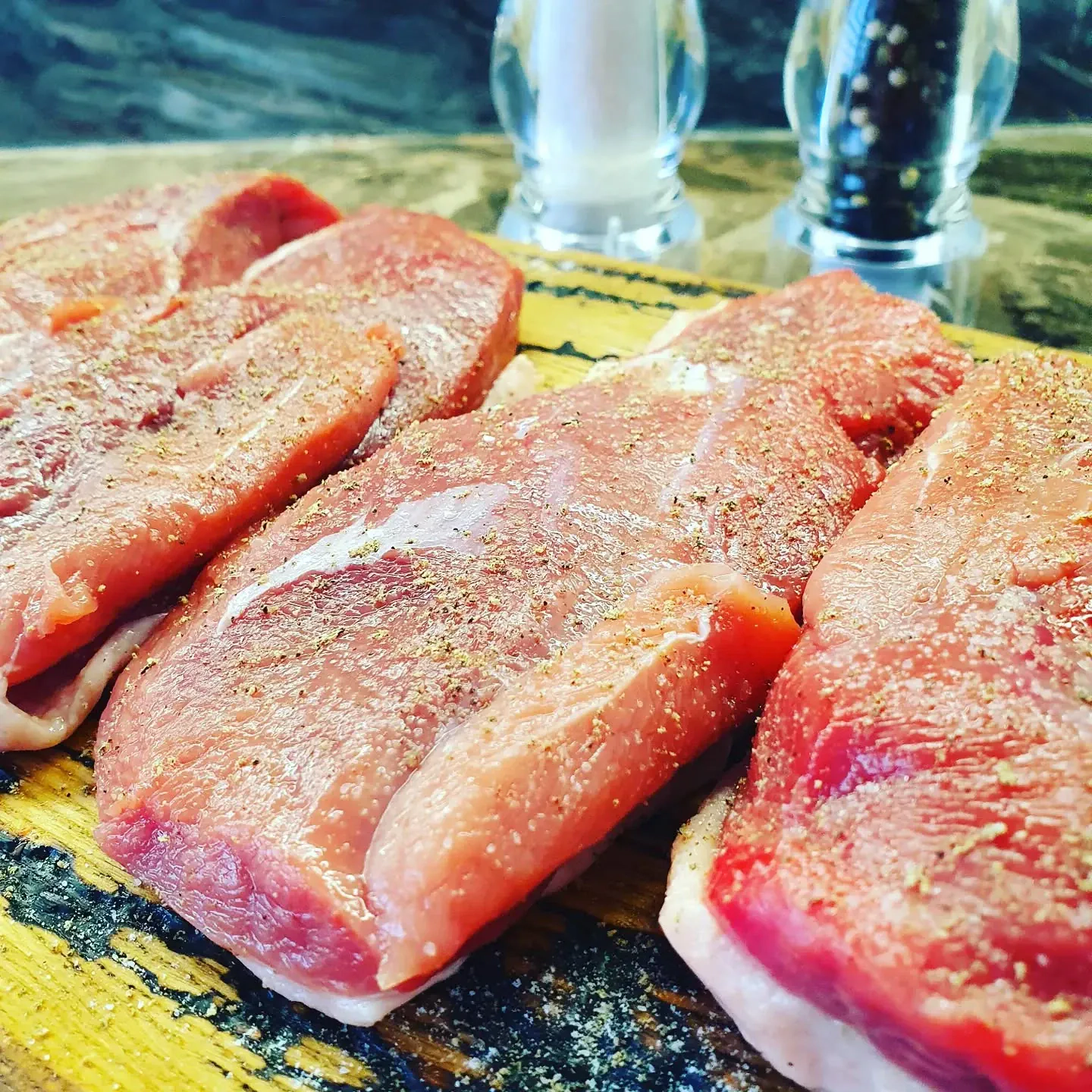 Kepta anties krūtinėlė kamado tipo kepsninėje