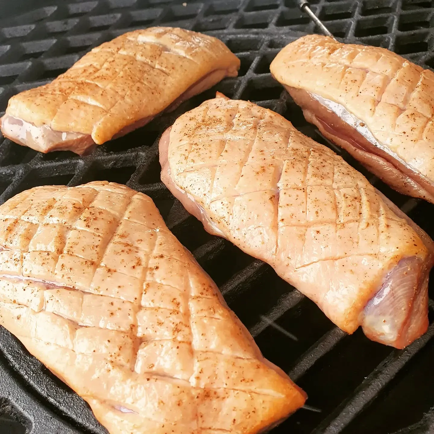 Kepta anties krūtinėlė kamado tipo kepsninėje