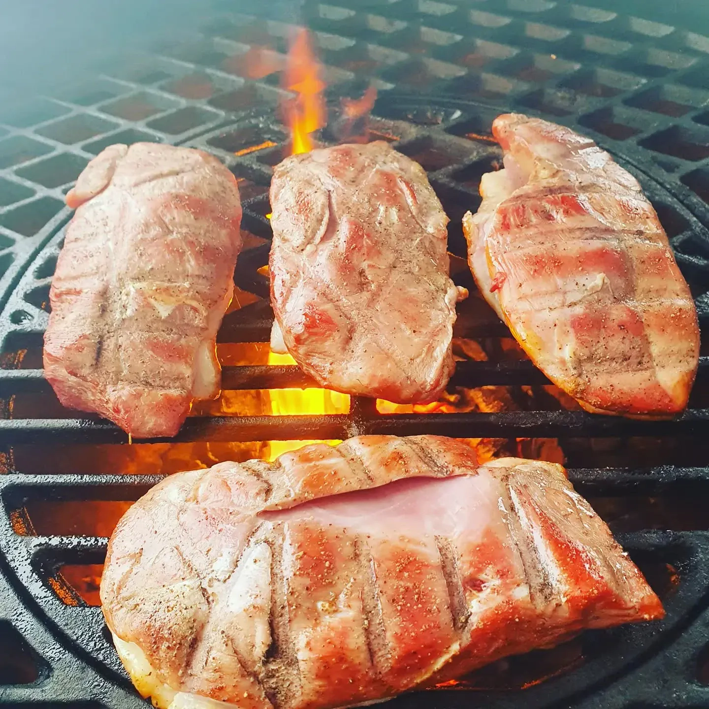 Kepta anties krūtinėlė kamado tipo kepsninėje