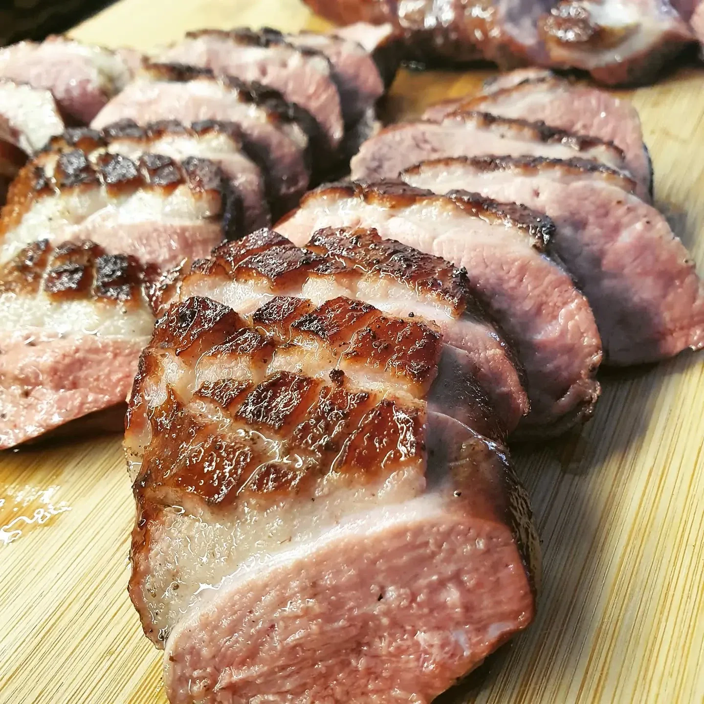 Kepta anties krūtinėlė kamado tipo kepsninėje