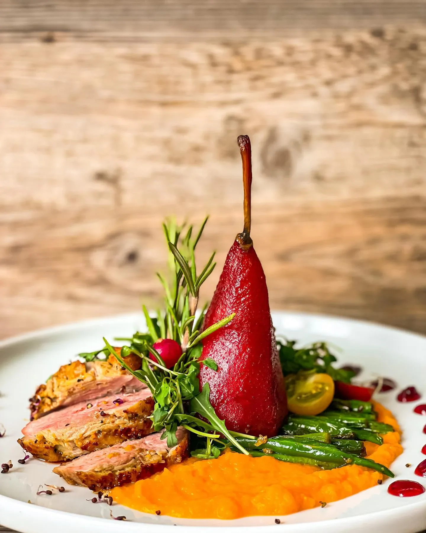 Kepta anties krūtinėlė su kriaušėmis