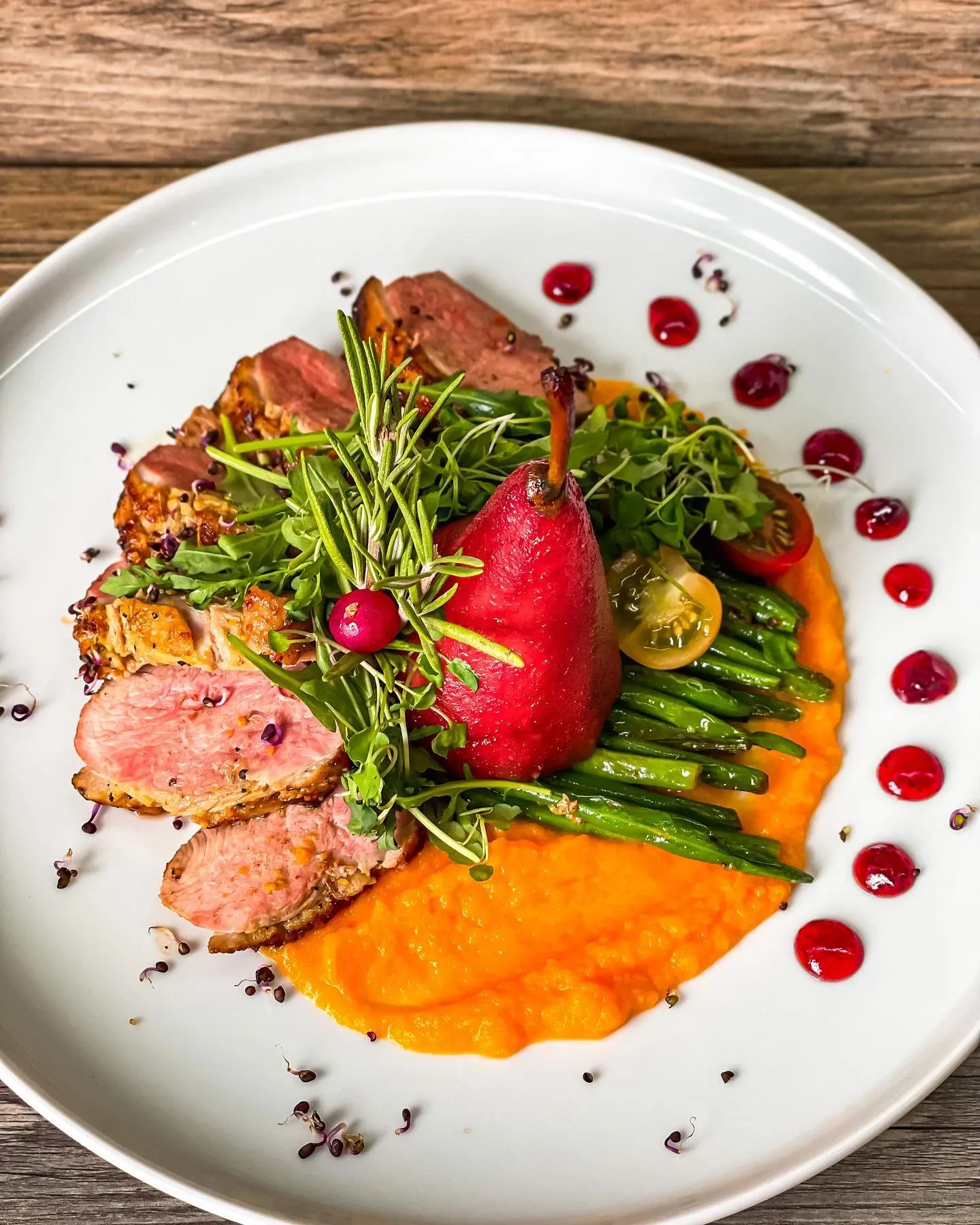 Kepta anties krūtinėlė su kriaušėmis