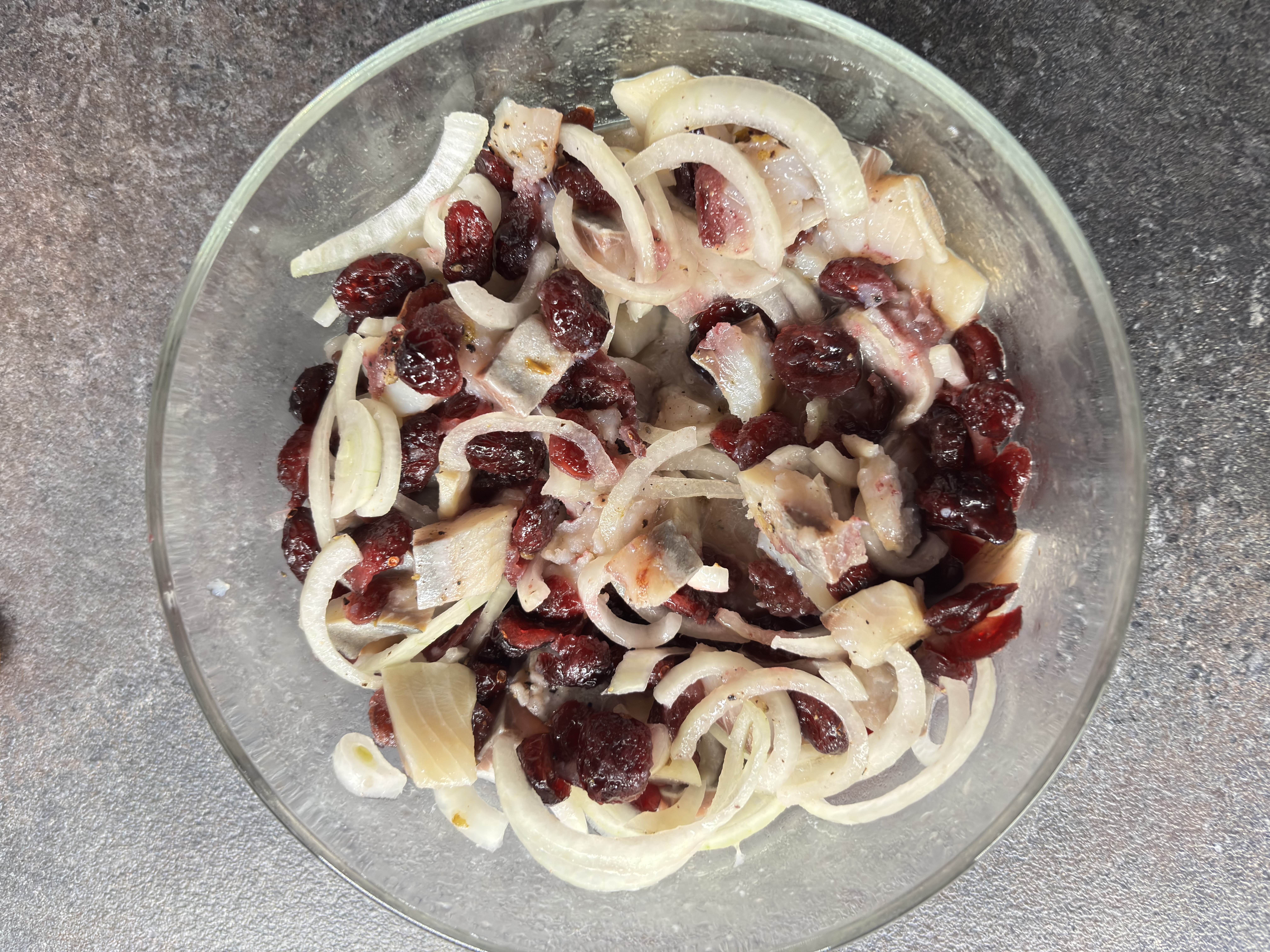 Silkė su džiovintomis spanguolėmis ir svogūnais