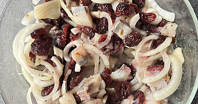 Silkė su džiovintomis spanguolėmis ir svogūnais