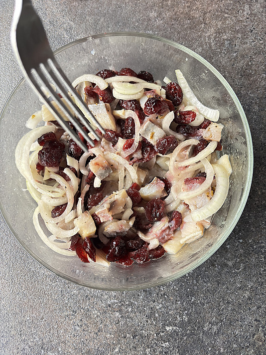 Silkė su džiovintomis spanguolėmis ir svogūnais