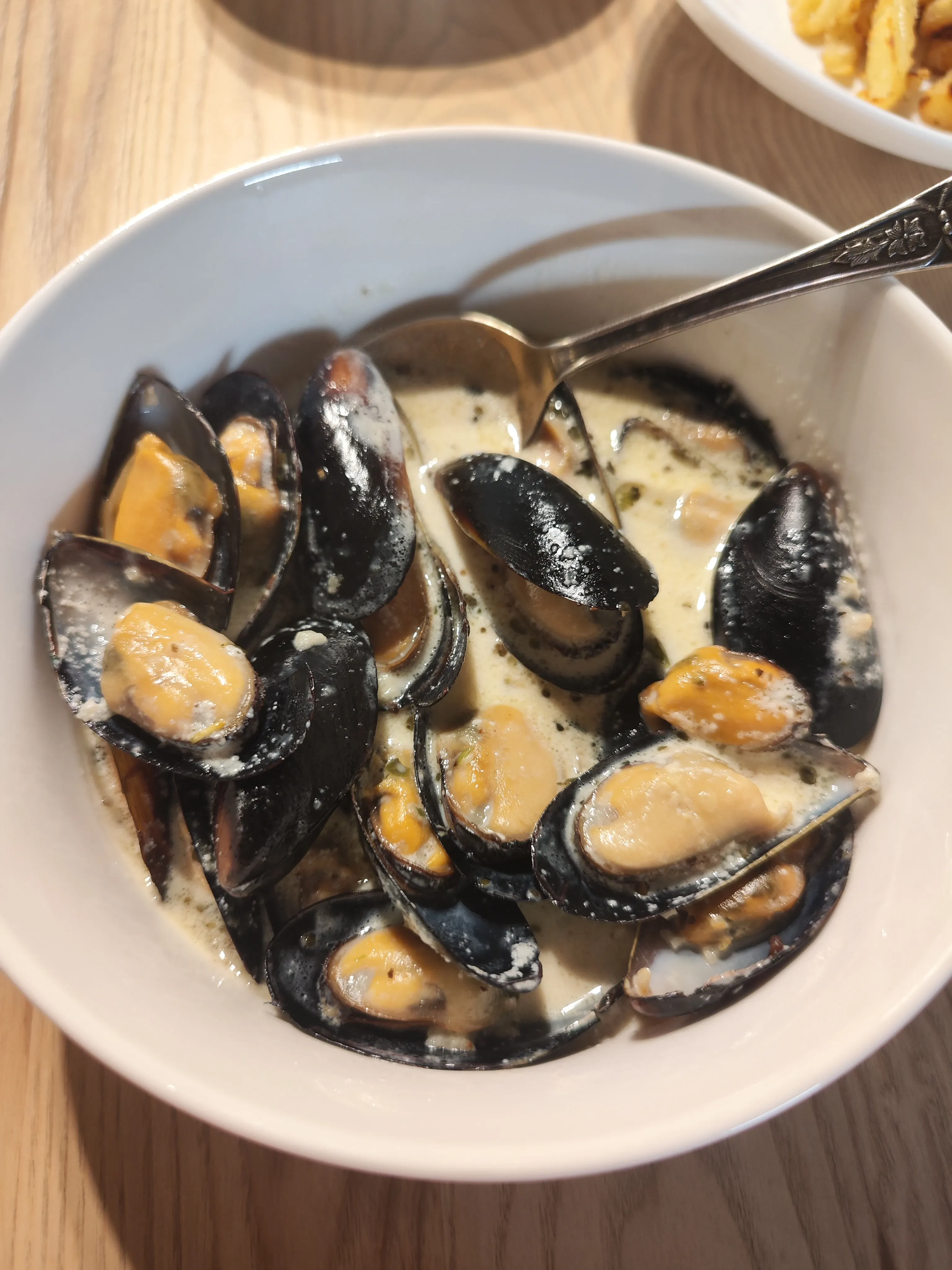 Greitai paruošiamos midijos česnakiniame grietinėlės padaže