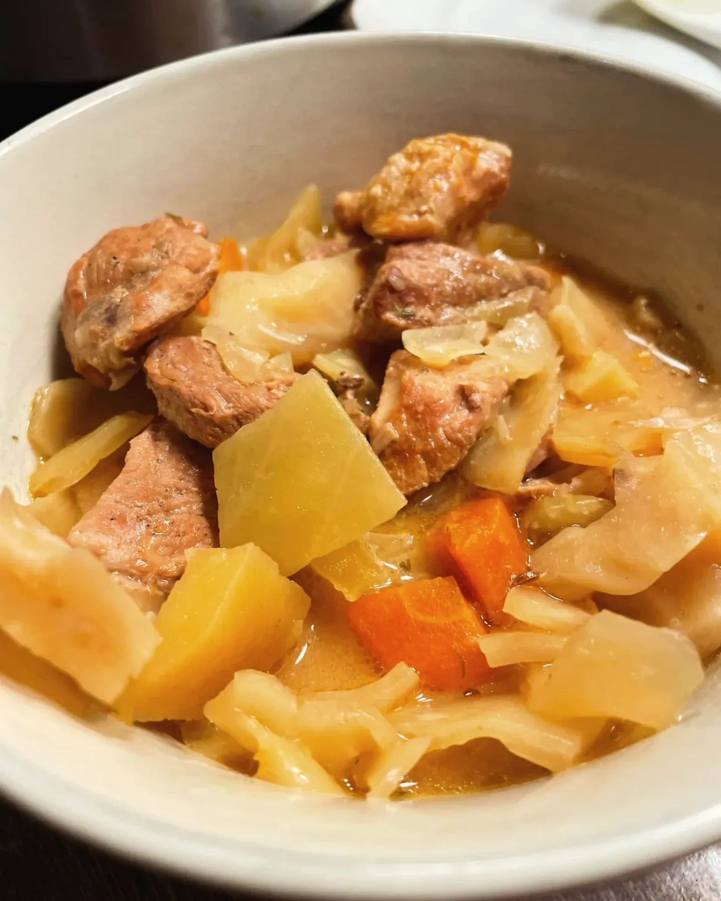 Troškinys su kiauliena, bulvėmis ir daržovėmis