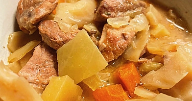 Troškinys su kiauliena, bulvėmis ir daržovėmis