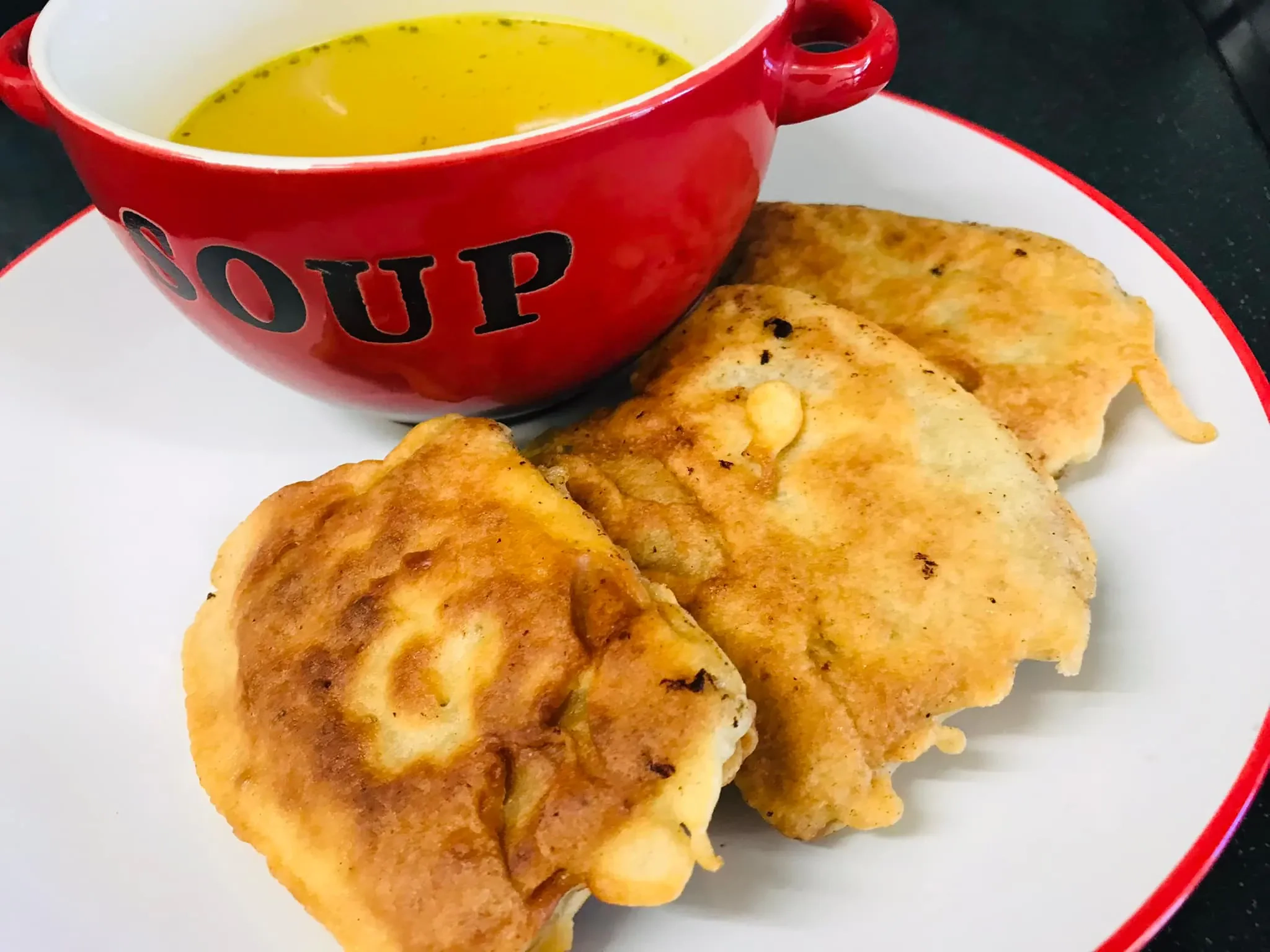 Lavašo čeburekai su faršu ir sūriu, karšto oro gruzdintuvėje